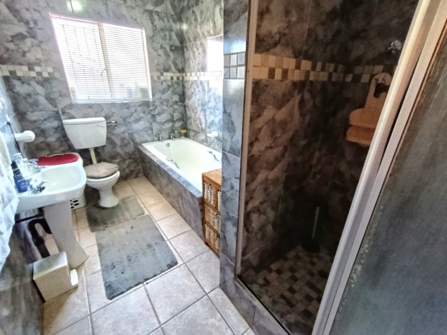 4 Bedroom Property for Sale in Langenhovenpark Free State